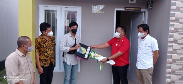 Sah! Rahman Peraih Medali Emas PON Papua Terima Sertifikat dan Kunci Rumah