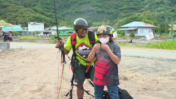Maura Rahmatu, Putri Ketum KONI Terbang Tandem Paralayang Melintasi Langit Tinombo